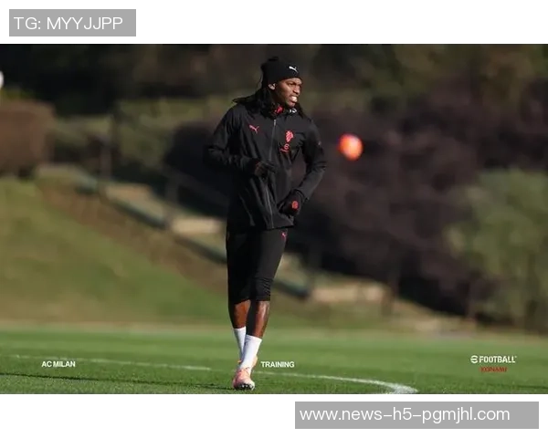 莱奥庆祝被加比亚拦截福法纳及时帮他整理衣领 莱奥庆祝被加比亚拦截福法纳及时帮他整理衣领